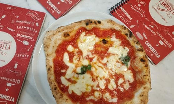 La pizza marghertita della pizzeria Carmnella a Napoli