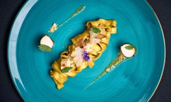 Fettuccine con tenerone di coniglio, scampo crudo al limone e crema di cipolla di Certaldo. Piatto che lo chef Guarino presenter&agrave; al festival