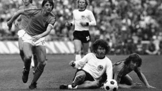 Lo sguardo di Cruyff, il senso della sconfitta: il calcio che in Germania cambia per sempre