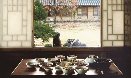 Una tavola coreana imbandita per il pranzo