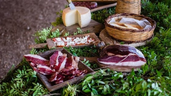 Salumi, formaggi e pane sardo da Su Gologone, a Oliena