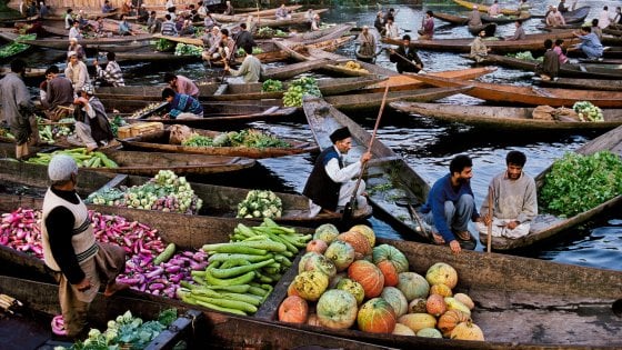 Kashmir, un mercato. (foto: Steve McCurry)