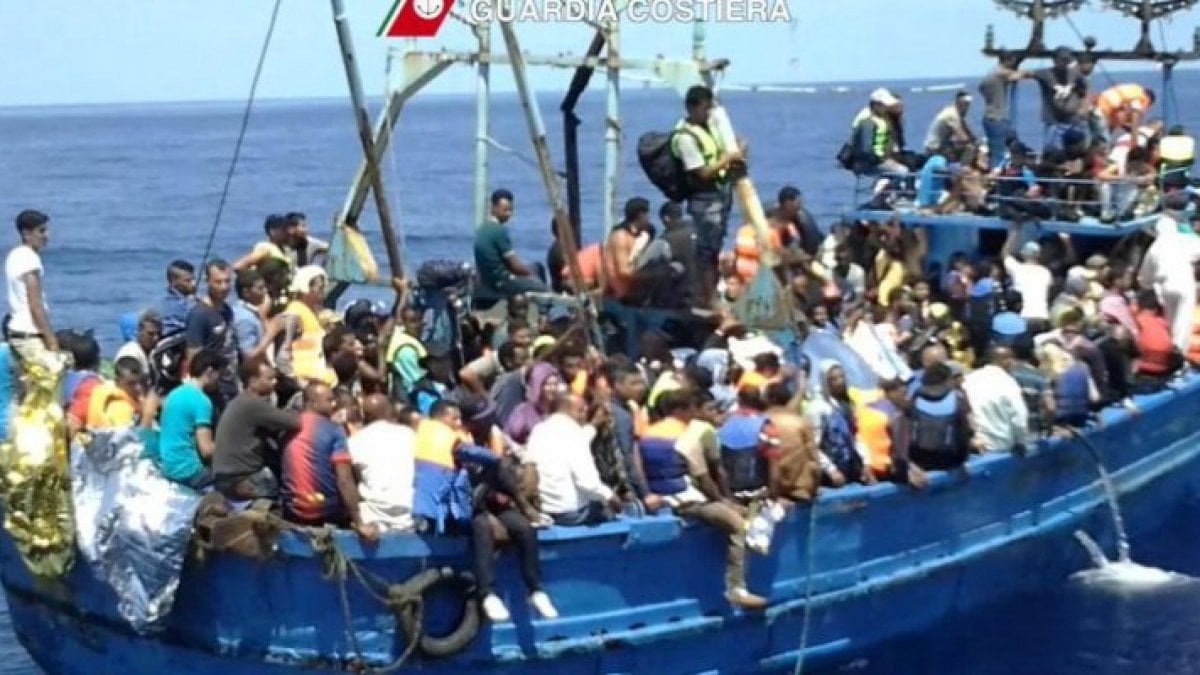 Migranti Barca Con 50 A Bordo Si Capovolge Al Largo Della Libia La