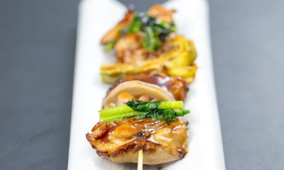 Yakitori tare tezukuri, spiedino di carne d coscia di pollo con salsa teriyaki e verdure di stagione