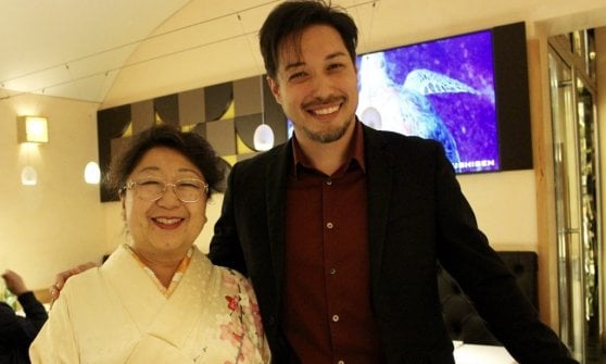 Da sinistra, Okochi Chikako con il figlio Kunihiro Giuliano Este (proprietari di Sushisen)
