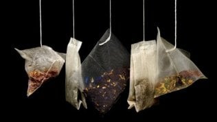 Le bustine di t&egrave; in nylon rilasciano miliardi di microplastiche