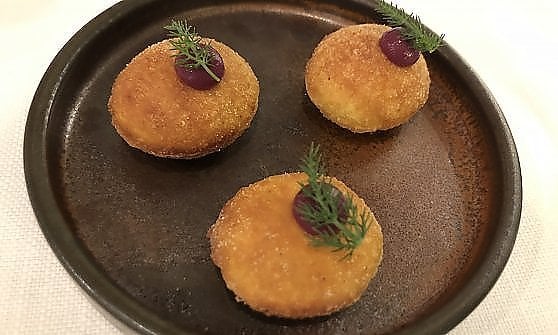Uno dei piatti di benvenuto dello chef, bombette ripiene di baccal&agrave; con marmellata di cipolla di Tropea