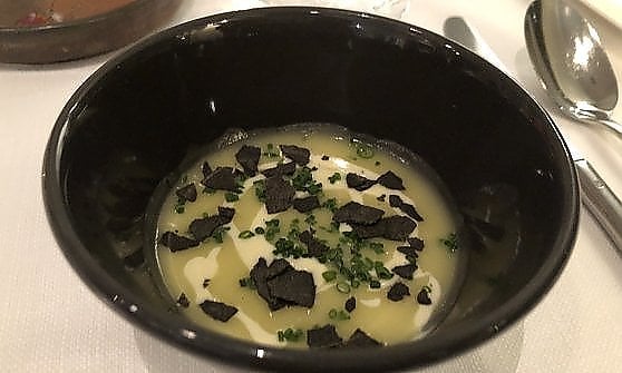 Uno dei benvenuti dello chef, zuppetta di patate, fonduta di parmigiano e grano arso