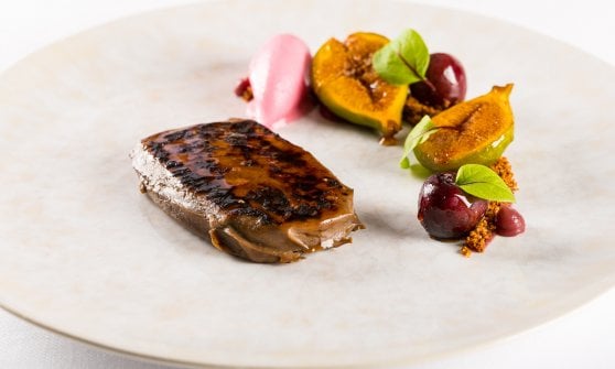 Il fnto foie gras con morbido di pollo ruspante e fegatini con frutta caramellata. Foto di Alberto Blasetti