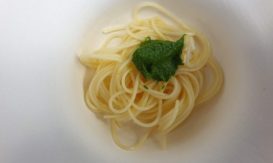 Spaghettino con pesto di tenerume - Matteo Baronetto per 'nnumari