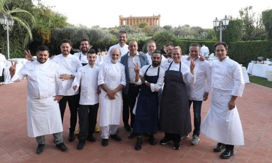 Foto di gruppo della serata finale di 'nnumari, nella Valle dei Templi di Agrigento. Si riconoscono tra gli altri, da sinistra, Alessandro Ravana, Nino Ferreri, Maksut Askar, Corrado Assenza