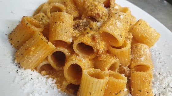 Le mezze maniche all'amatriciana del ristorante Oste Matto di Roma