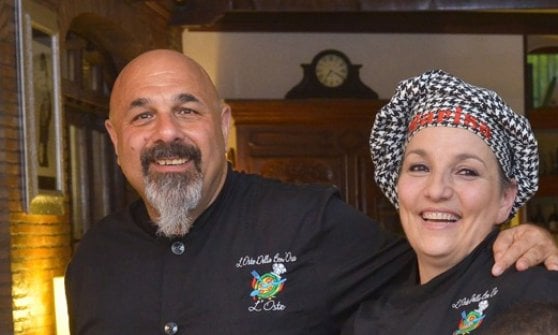 Massimo Pulicati e la moglie, Maria Luisa Zaia, sono i proprietari della trattoria Oste Matto di Roma. Nella foto indossano la divisa del loro primo locale (ora gestito dai figli), l'Oste della Bon'Ora di Grottaferrata 