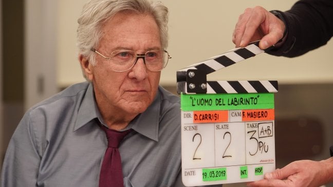 <a href="https://video.repubblica.it/dossier/l-uomo-del-labirinto/l-uomo-del-labirinto-toni-servillo-e-dustin-hoffman-sul-set-il-video-in-esclusiva/344688/345271">Carrisi sul set: "Questa storia &egrave; un labirinto. Decido io se e quando uscire" </a><strong><a href="https://video.repubblica.it/dossier/l-uomo-del-labirinto/l-uomo-del-labirinto-toni-servillo-e-dustin-hoffman-sul-set-il-video-in-esclusiva/344688/345271">video in esclusiva</a><br /></strong>
