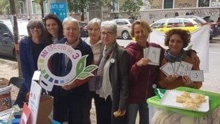 Le volontarie anti-plastica: "Cos&igrave; convertiamo i negozi"