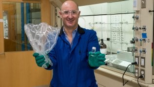"Plastica nemica? Nel platino il segreto per riusarla"