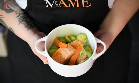Salmone alla Saint-Germain con cavoletti di Bruxelles e curcuma