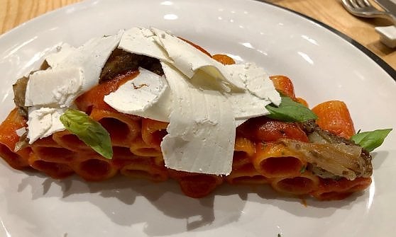 Mezze maniche Mancini con crema di pomodorini confit, basilico e ricotta salata