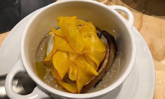 Uovo bio in camicia con crema di funghi cardoncelli e chips di zucca croccante