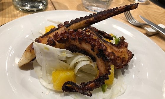 Polpo alla griglia con insalata di finocchi, arance e polvere di liquirizia
