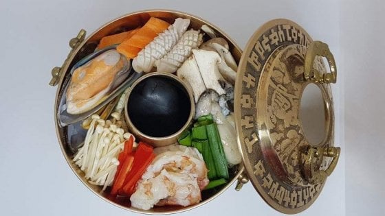 Zuppa reale di brodo di gamberi con frutti di mare (cozze, ostriche, gamberi, calamari) e verdure