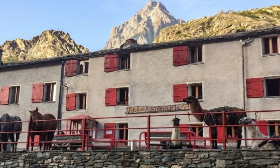 L'esterno del rifugio Pian del re