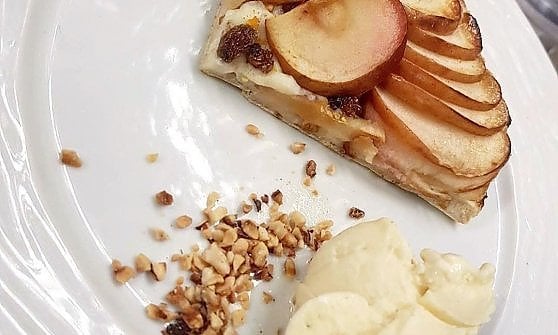 La pizza strude con crema, mele annurche, pinoli tostati, scorza di arancia e limone, uvetta, cannella e gelato alla vaniglia