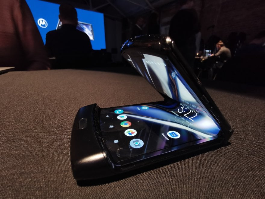 Motorola Razr, il ritorno della 'conchiglia' con schermo pieghevole