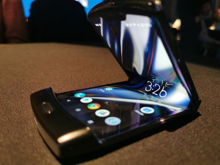 Motorola Razr, il ritorno della 'conchiglia' con schermo pieghevole