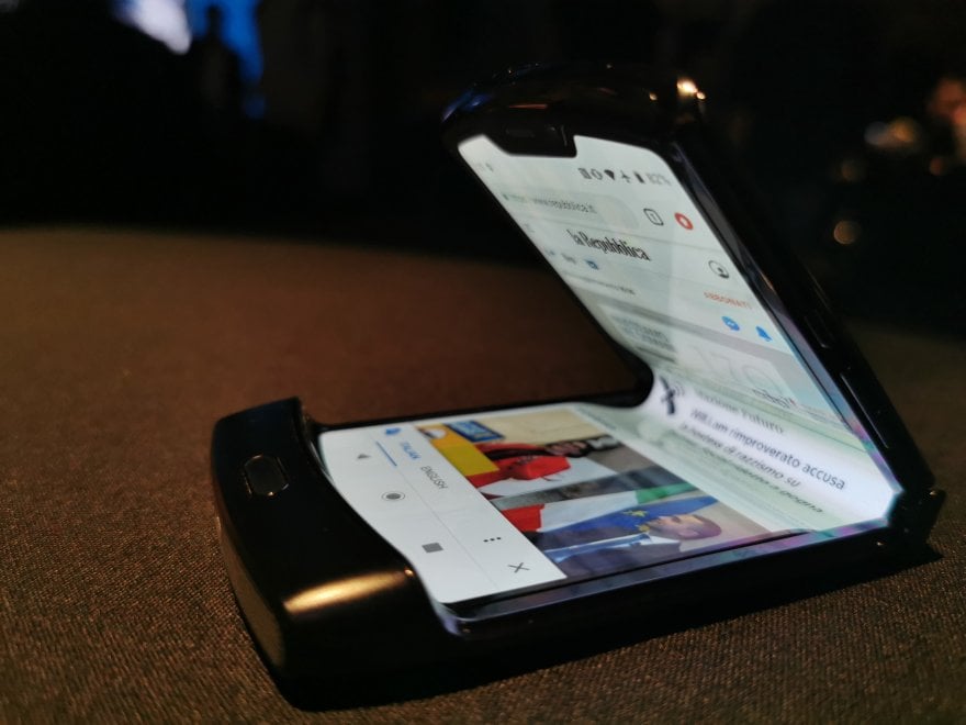 Motorola Razr, il ritorno della 'conchiglia' con schermo pieghevole