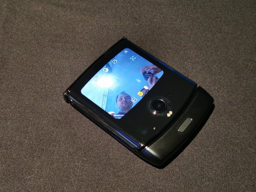 Motorola Razr, il ritorno della 'conchiglia' con schermo pieghevole
