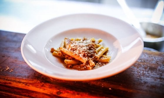 Gli ziti alla genovese. Foto di Marco Baldassarre