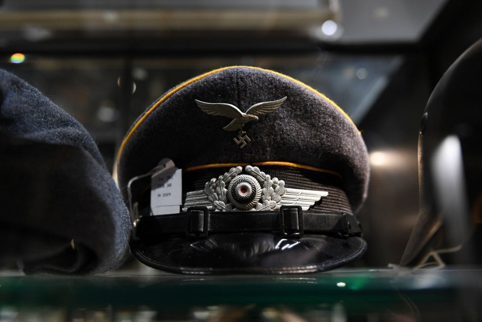 Dal cappello di Hitler ai vestiti di Eva Braun. All'asta i cimeli dei  nazisti. Polemiche in Germania - la Repubblica