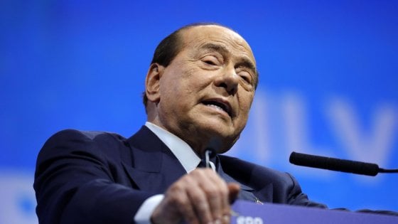 Berlusconi cade a Zagabria, ricoverato a Milano