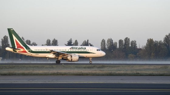 Sciopero voli del 25 novembre: Alitalia cancella 137 voli