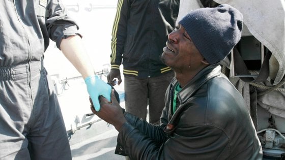 Un migrante supplica un finanziere di non riportarlo in Libia (27 giugno 2009)