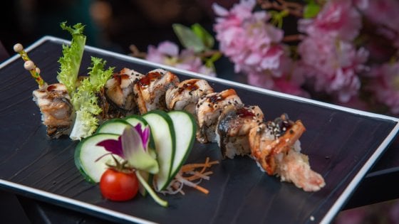 Anguilla roll con riso, alga, ebi tempura e maionese 