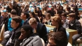 <a href="https://palermo.repubblica.it/cronaca/2015/03/23/news/dalla_sicilia_a_new_york_centinaia_di_studenti_diventano_ambasciatori_per_gioco-110295052/">Dalla Sicilia a New York, centinaia di studenti diventano ambasciatori per gioco</a>