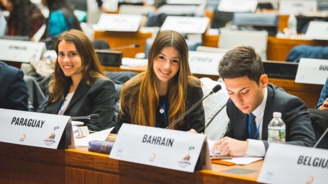 <a href="https://video.repubblica.it/mondo/change-the-world-gli-studenti-italiani-all-onu-per-un-giorno-decidiamo-le-sorti-del-mondo/299881/300508" fck_savedurl="">Change the world, gli studenti italiani all'Onu: "Per un giorno decidiamo le sorti del mondo"<br /><em class="author">di Luca Marf&egrave;</em></a>