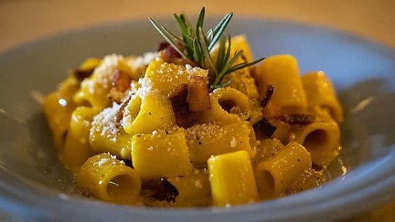I bombolotti alla carbonara del ristorante Jole, nel quartiere Tesaccio (Roma)