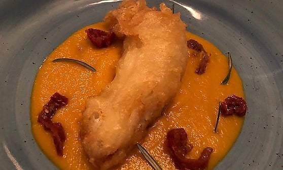 Lo sfizietto: filetto di baccal&agrave; in pastella su salsa agrodolce