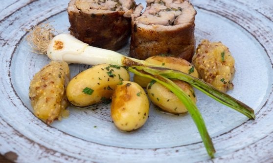 Agnello porchettato con patate alle erbe e mostarda di mele