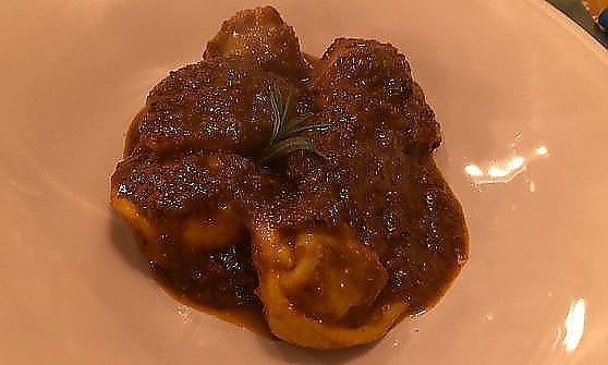 I tortelli di zia Ester: tortelli fatti in casa ripeini di stracotto saltati nel fondo di cottura