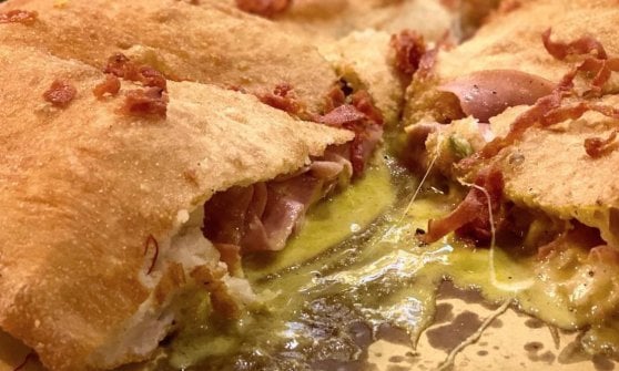 Pizza fritta con mortadella e pistacchio