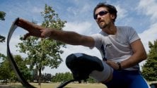 Daniele, che regala protesi a chi non le ha: "In Italia sostenere i costi è quasi impossibile"