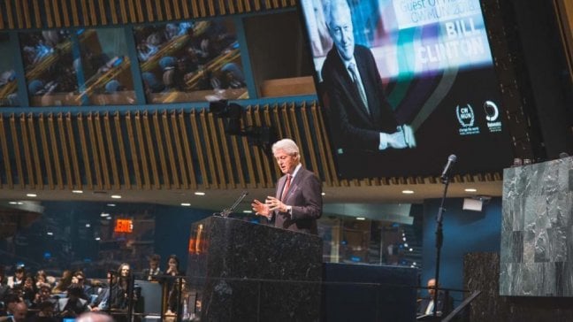 L'appello di Bill Clinton: "Cari ragazzi, sviluppate i cuori e le menti: solo cos&igrave; cambierete il mondo"