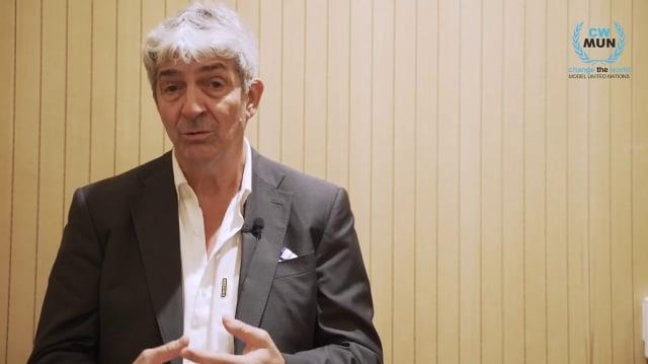 <a href="https://video.repubblica.it/dossier/cwmun/cwmun-paolo-rossi-lo-studio-e-fondamentale-per-cambiare-il-mondo/352382/352956" fck_savedurl=""><strong>Paolo Rossi</strong><br />"Lo studio &egrave; fondamentale per cambiare il mondo"</a><br />&nbsp;<br/><a href="https://video.repubblica.it/spettacoli-e-cultura/abu-dhabi-de-gregori-canta-la-storia-siamo-noi-con-tardelli-e-paolo-rossi/347624/348210"><strong>RepTv</strong> Quei campioni del mondo che sognavano di cantare <br /></a><br /><a href="https://puntoitalia.online/scuola/2019/11/04/news/emirati_diplomatici-240195387/" class="Articolo"><strong>Abu Dhabi </strong>Mille studenti a lezione di tolleranza. E tra i prof c'&egrave; pure De Gregori</a>
