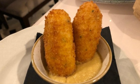 Crocchette di baccal&agrave; su crema di ceci