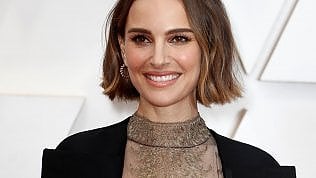 Natalie Portman porta ricamati sul vestito i nomi della registe "snobbate" alle nomination