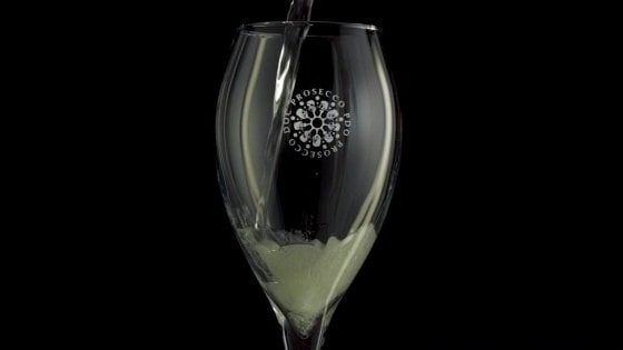 Il Prosecco dal rubinetto diventa un caso diplomatico: chiuso il distributore, interviene il ministro Bellanova